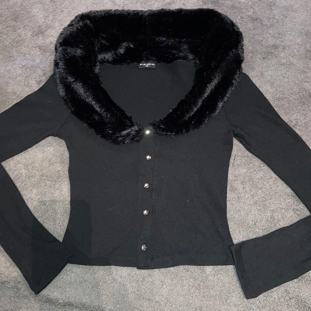 A button down sweater with a faux fur collar 🦋🌸